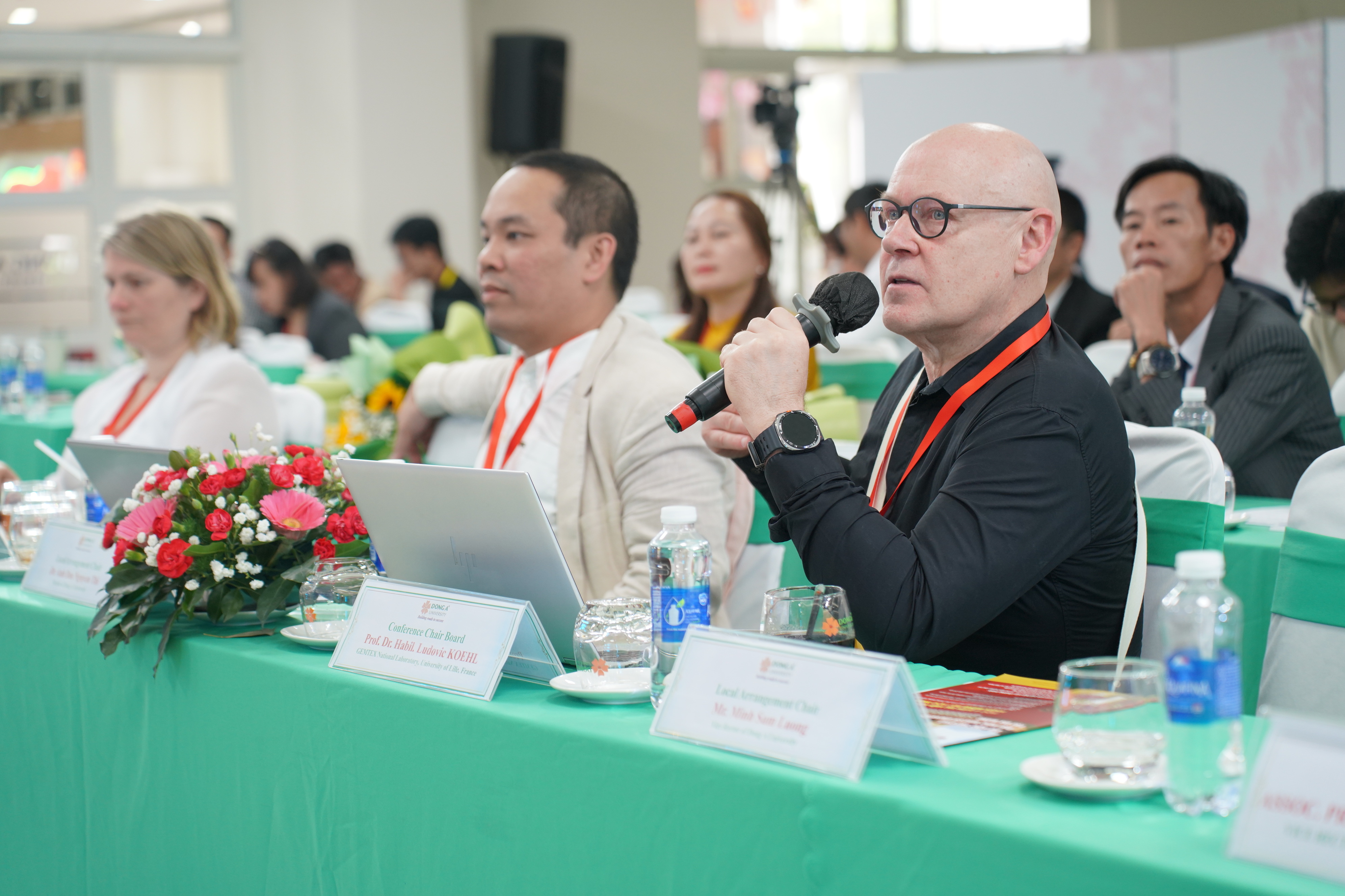 7R300909-thao-luan.jpg